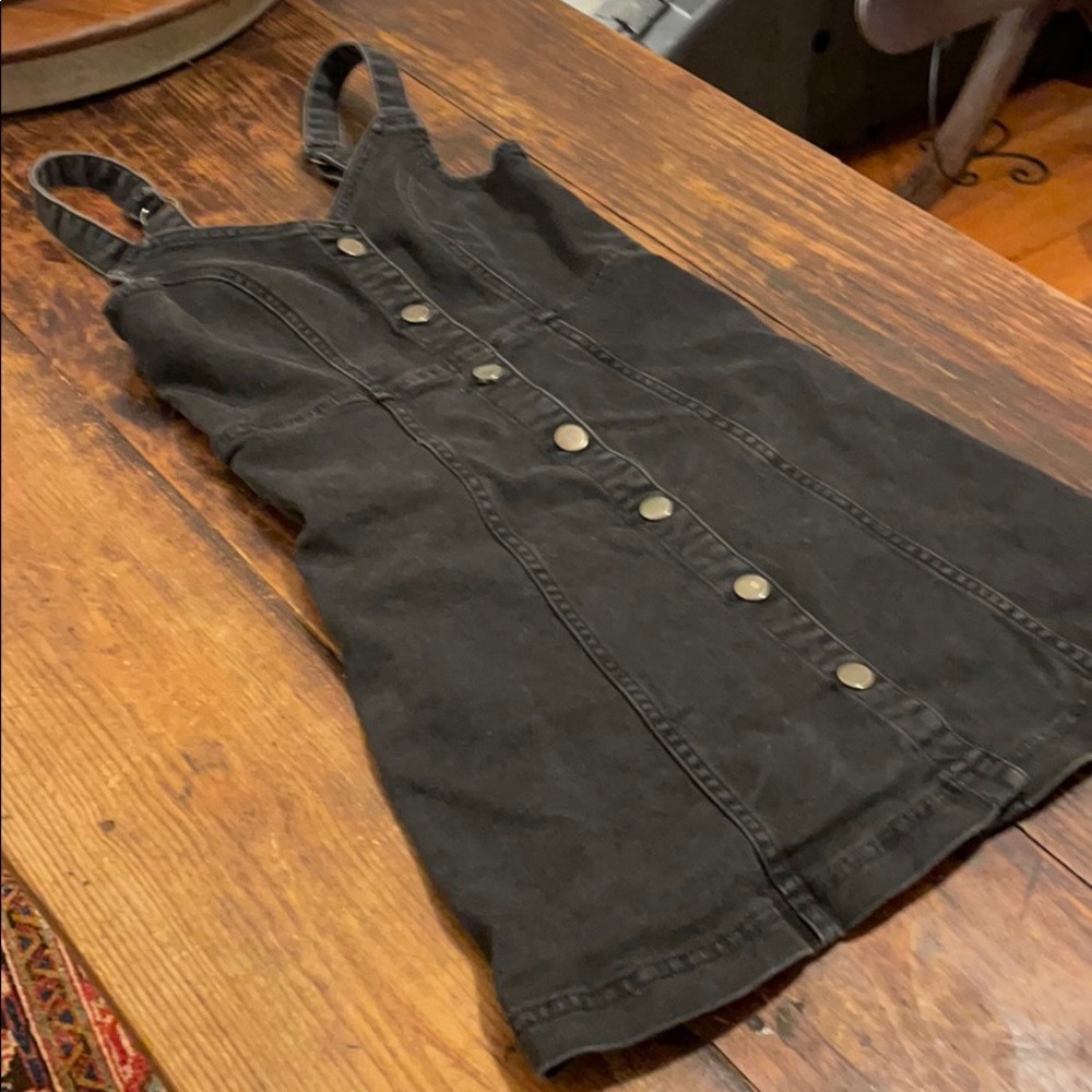 URBAN OUTFITTERS FADED BLACK DENIM MINI DRESS - Picture 4 of 14